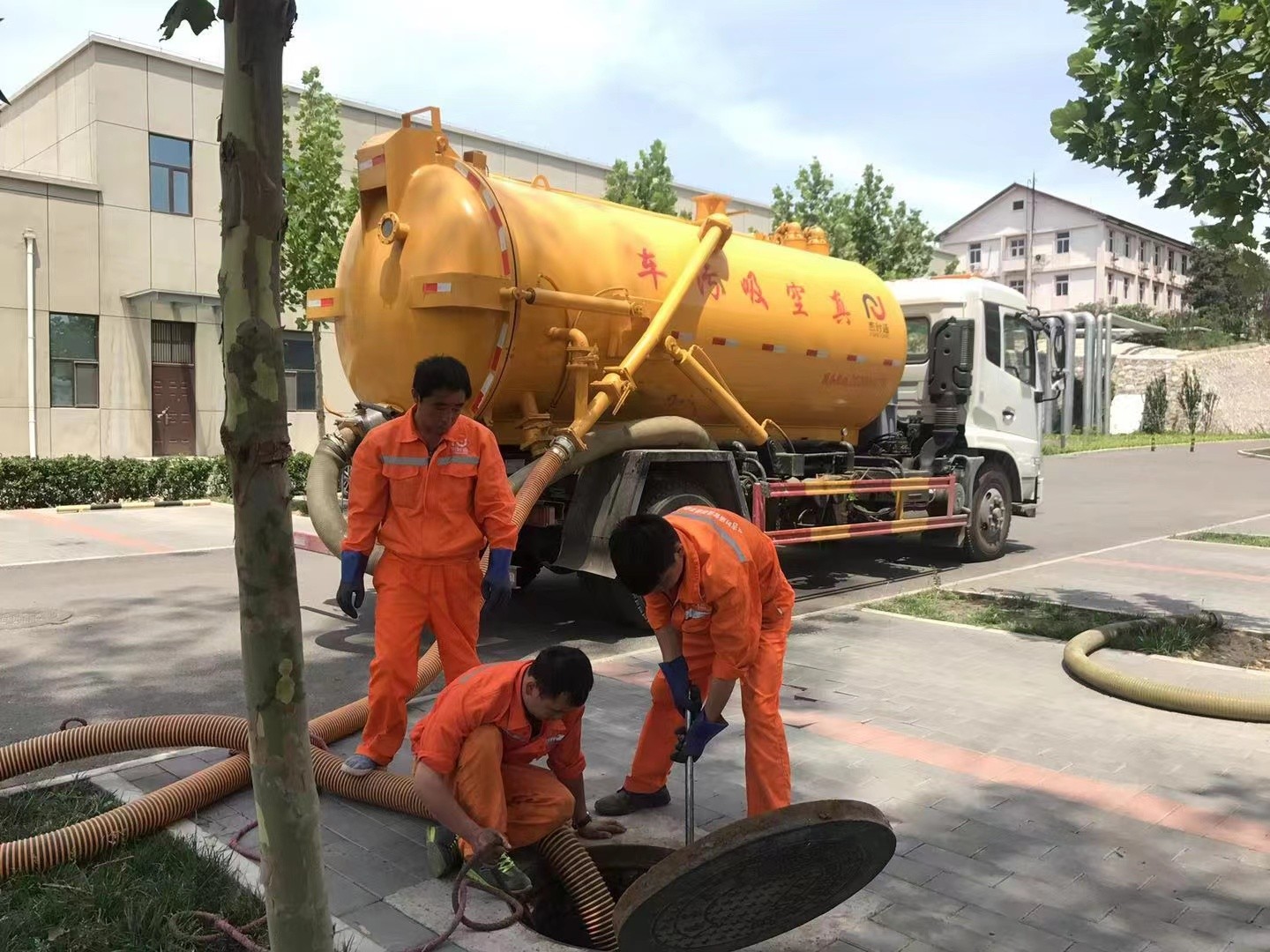 锦江管道疏通车停在窨井附近