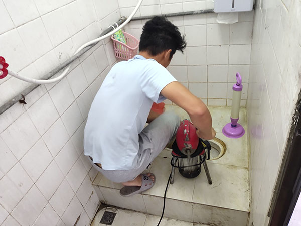 锦江管道堵塞冒臭气 专业师傅现场解决问题