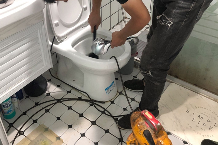 锦江马桶堵塞自己疏通还是找师傅?专业上门服务让你省时更省心